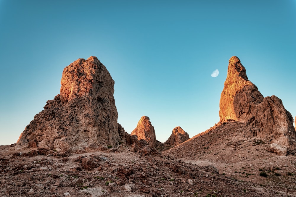 montanha rochosa marrom sob o céu azul durante o dia