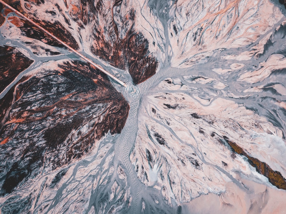 Montaña Rocosa blanca y negra