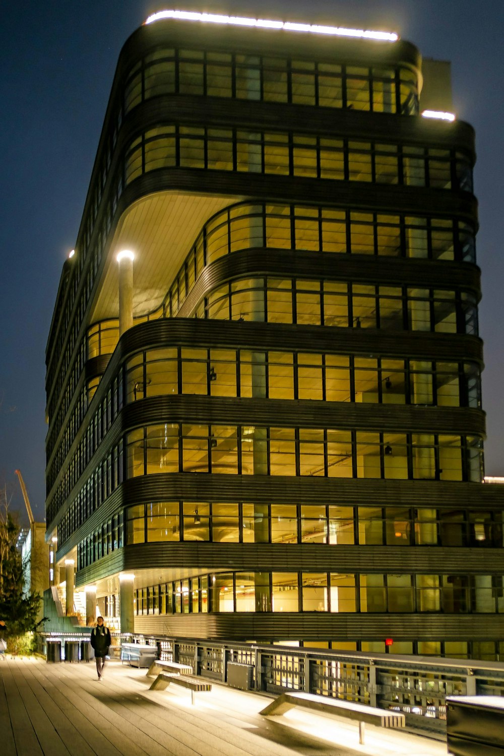 edifício de concreto marrom e preto durante a noite
