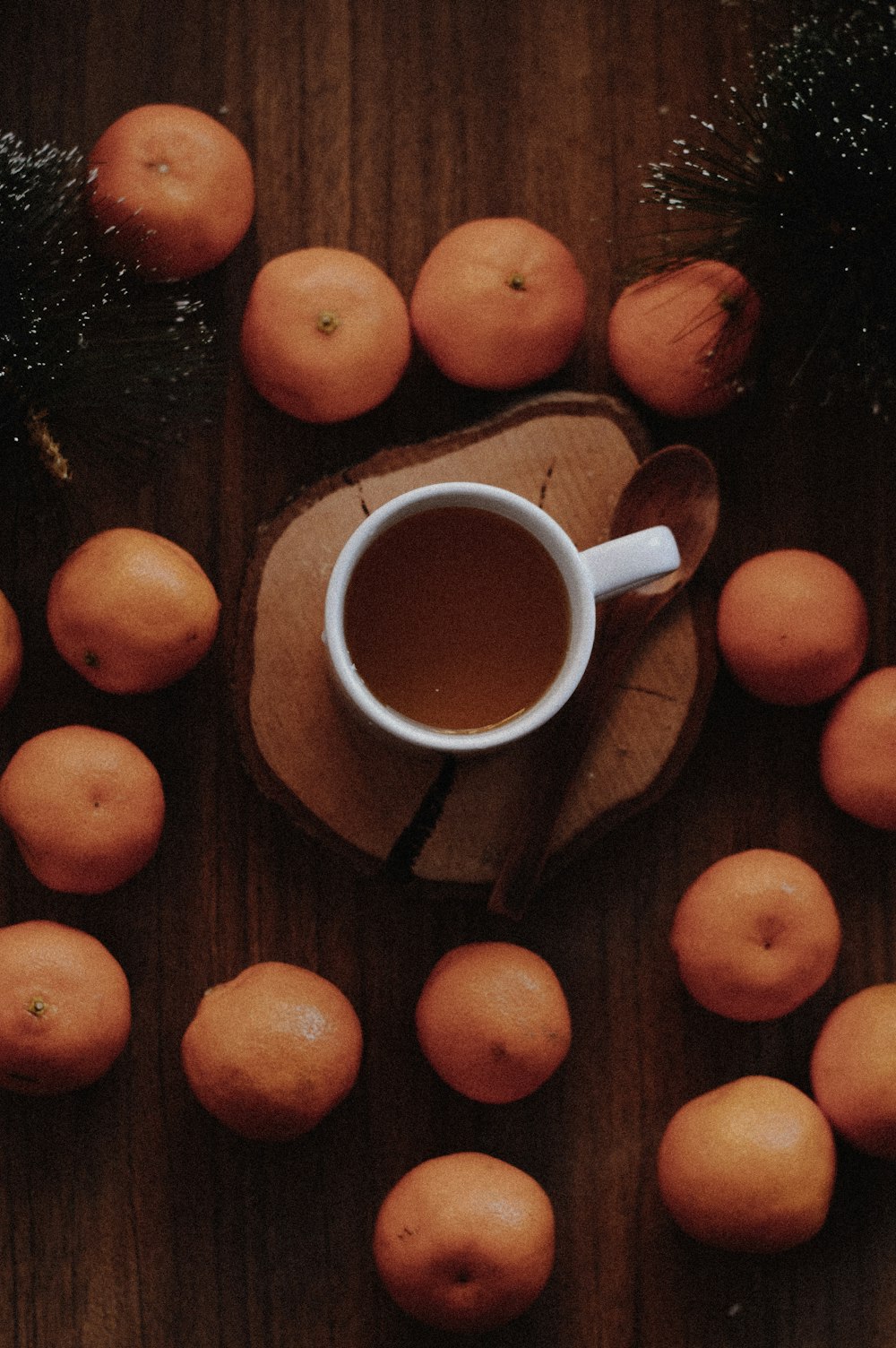 Taza de cerámica blanca sobre frutas naranjas