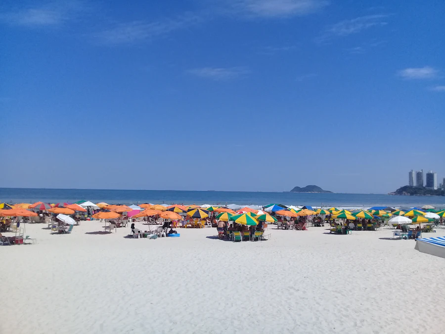 Praia movimentada do Guarujá em dia de sol