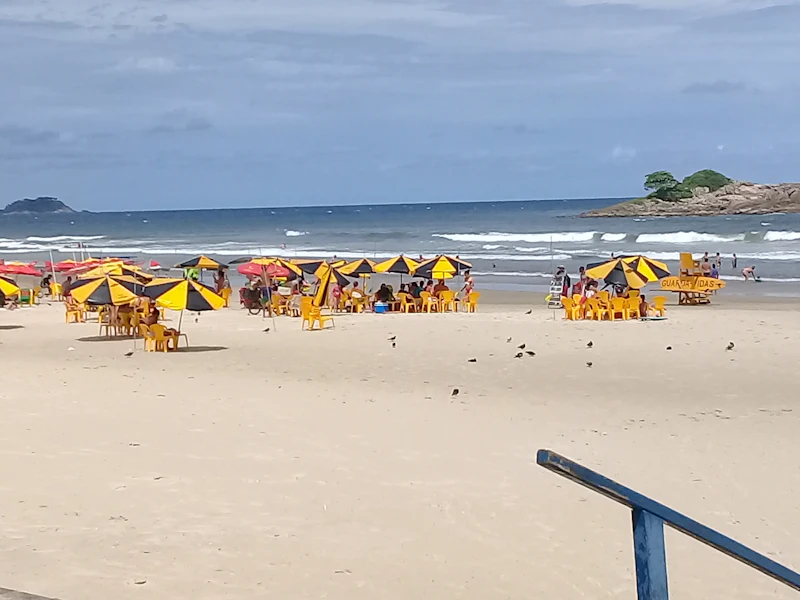 Praia da Enseada com guarda-sóis coloridos