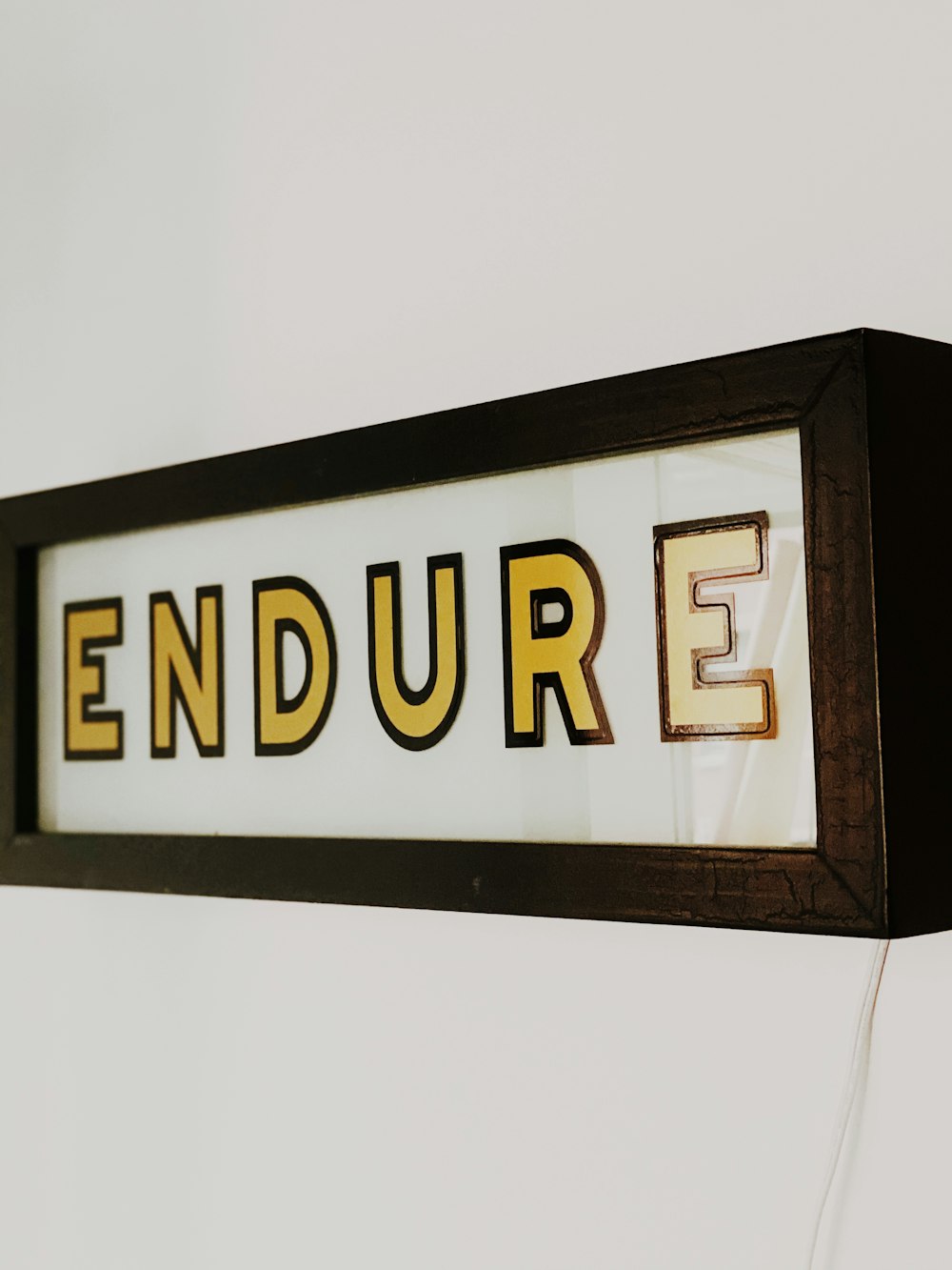 Ein Schild mit dem Wort Endur hängt an einer Wand
