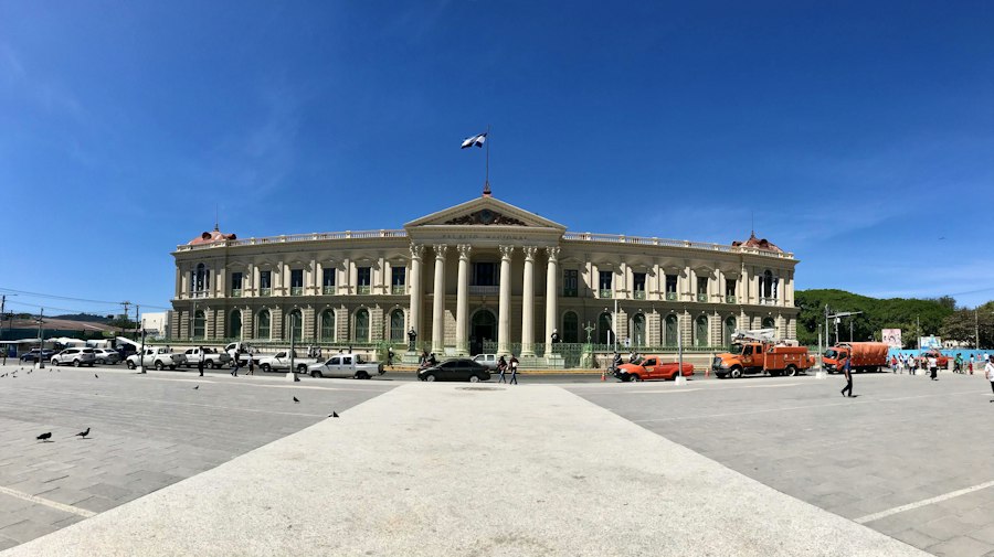 کاخ ملی سن سالوادور در میدان مرکزی