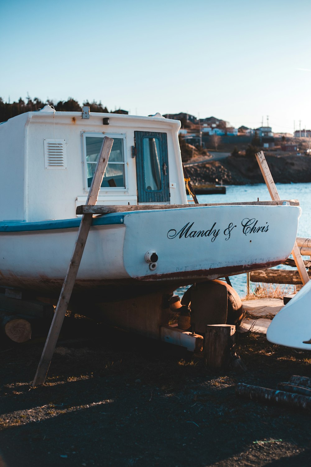 Bateau blanc et bleu sur le quai en bois brun pendant la journée