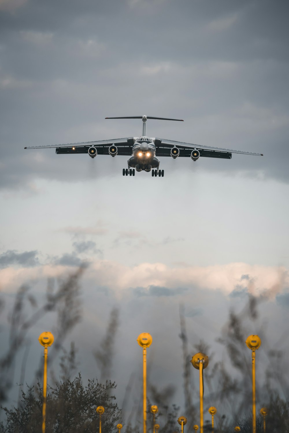 helicóptero preto voando sobre as nuvens durante o dia