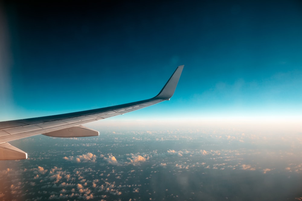 昼間の白い雲と青い空