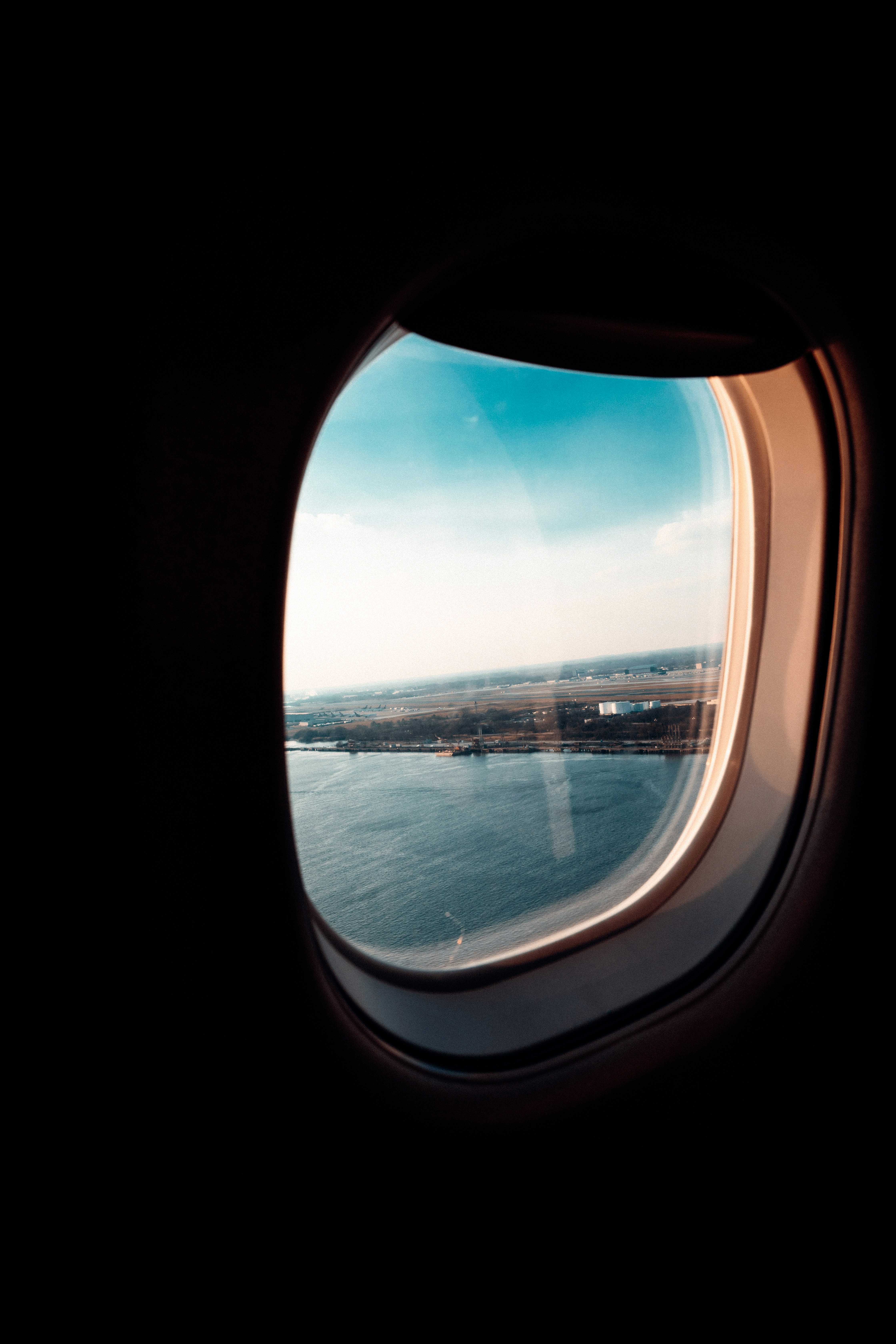 昼間の飛行機の窓からの雲の眺めの写真 Unsplashで見つける愛の無料写真