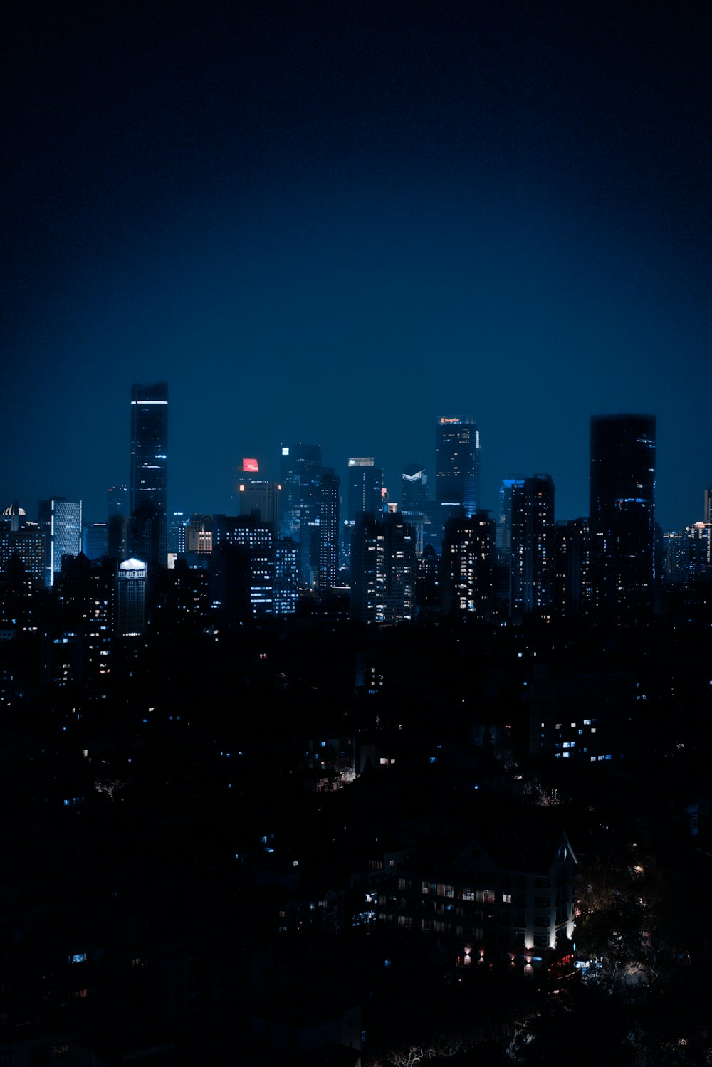 skyline della città durante la notte