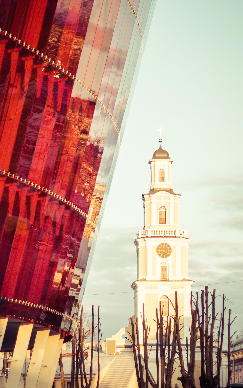 edificio in cemento bianco e rosso