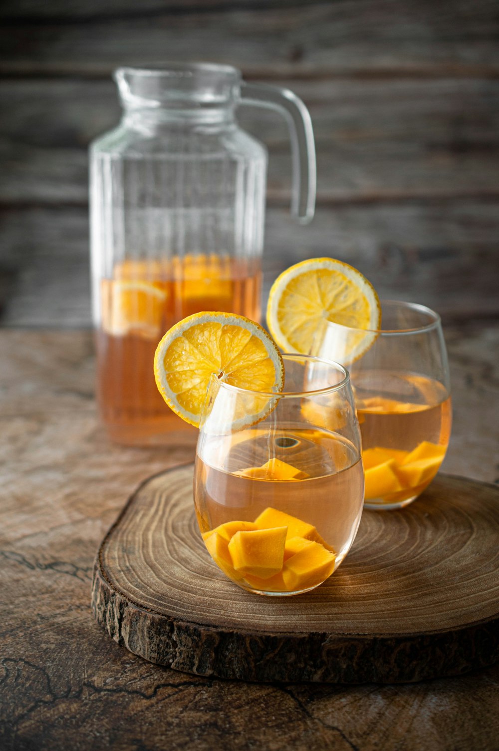 clear glass pitcher with sliced lemon