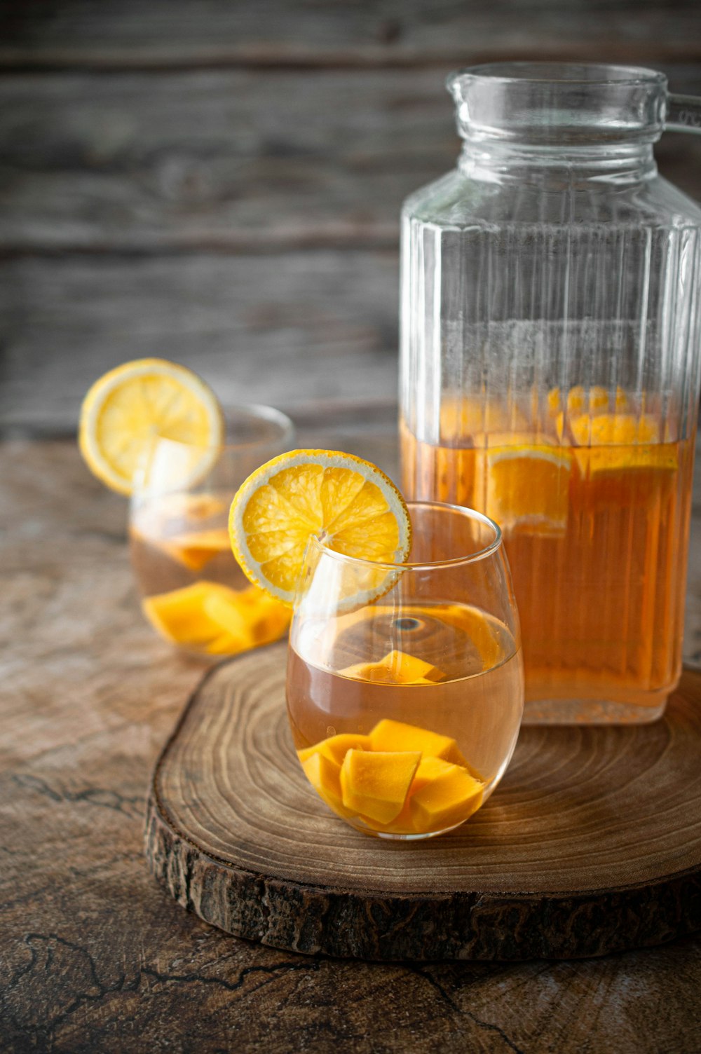 スライスしたレモンが入った透明なグラス