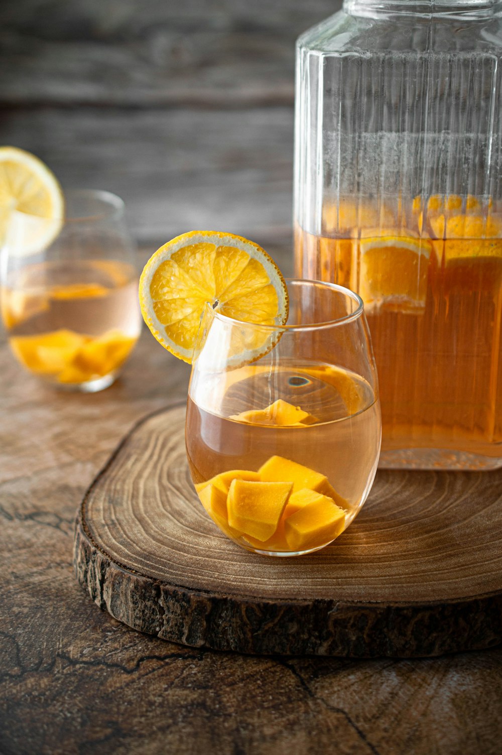 klares Trinkglas mit Orangensaft