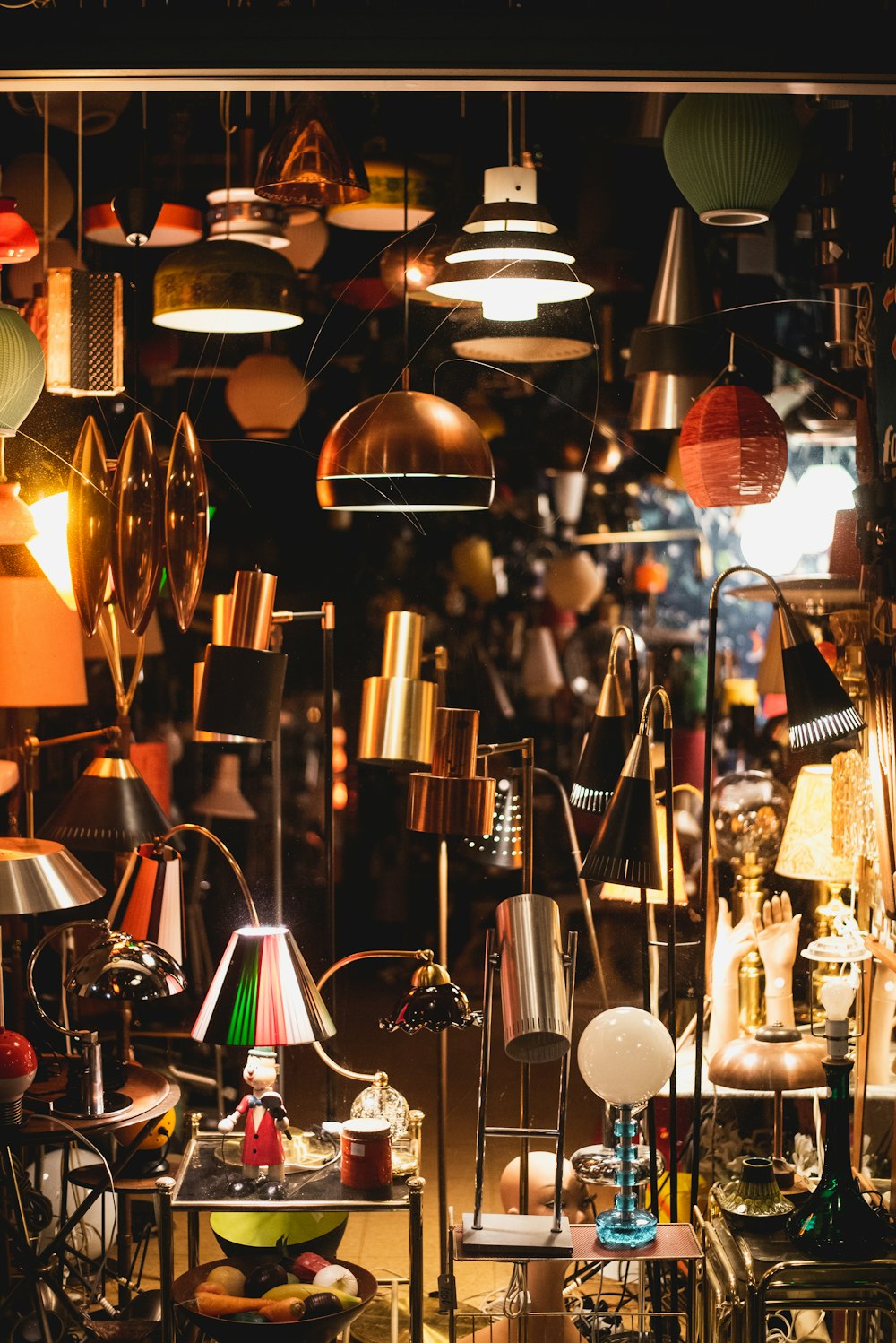 lâmpadas pendentes variadas acesas durante o dia