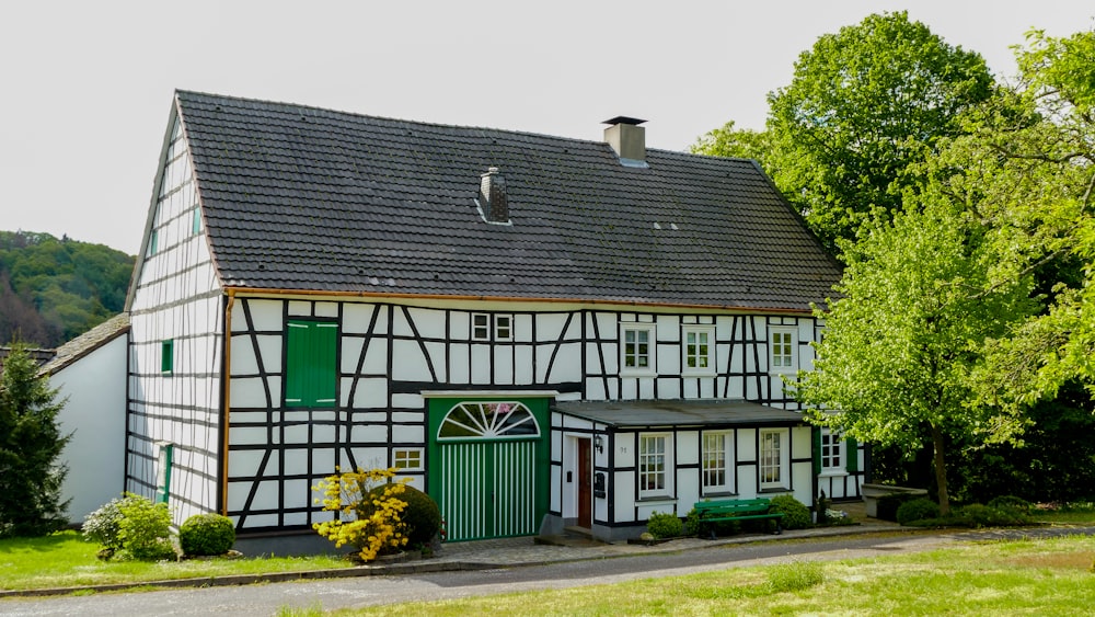 녹색과 흰색 목조 주택