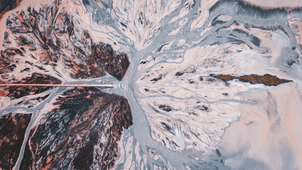 Montagne Rocheuse blanche et brune