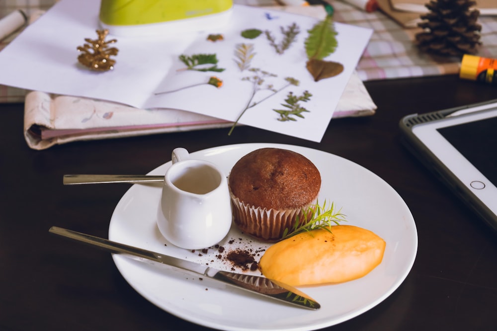 Cupcake brun sur assiette en céramique blanche