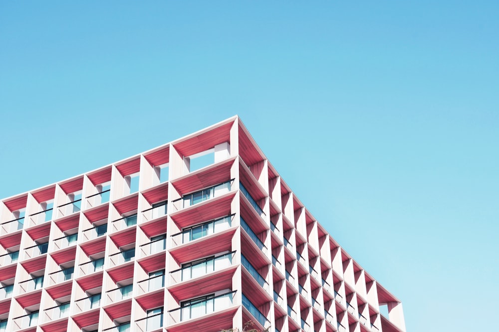 bâtiment en béton brun et blanc sous le ciel bleu pendant la journée