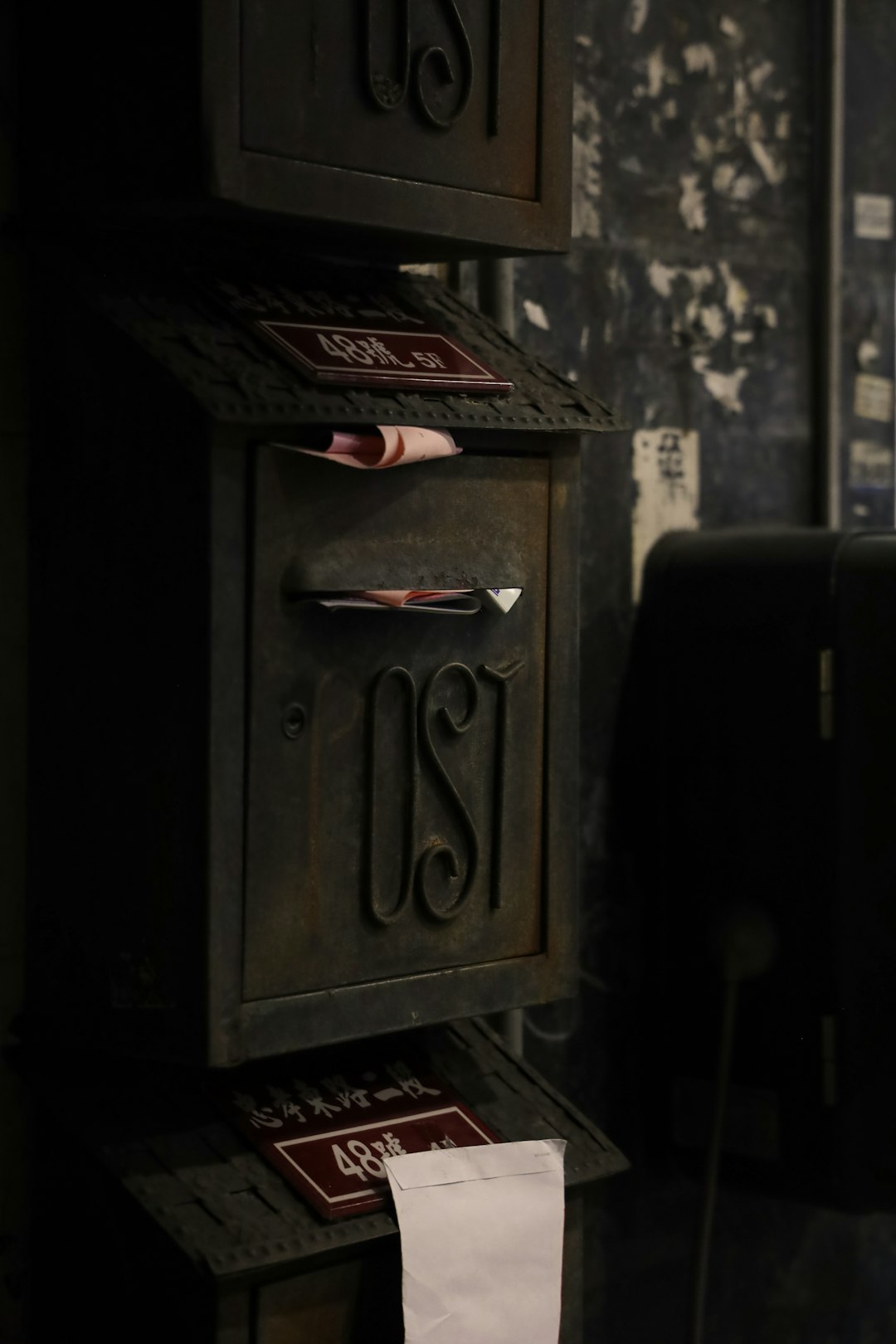 black and gray mail box