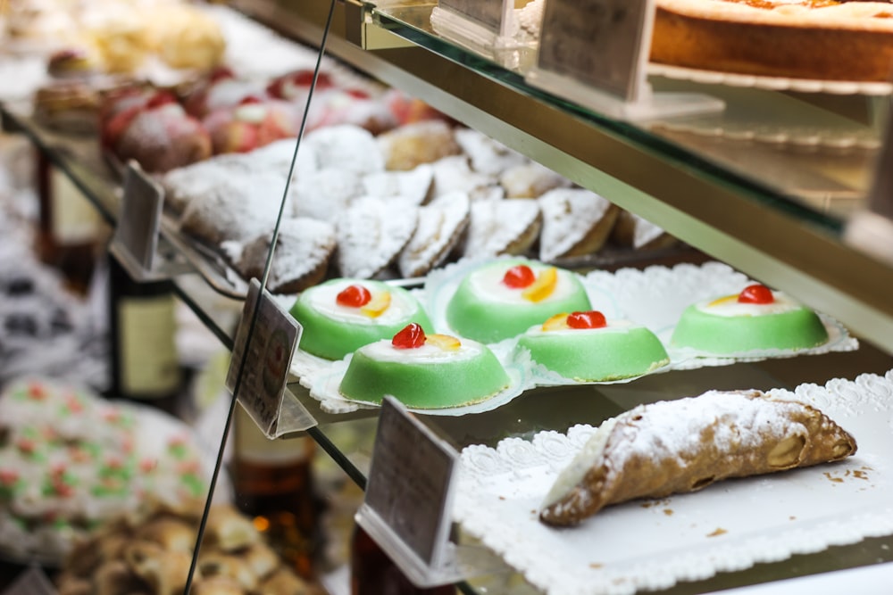 torta ricoperta di glassa bianca sul bancone dell'esposizione