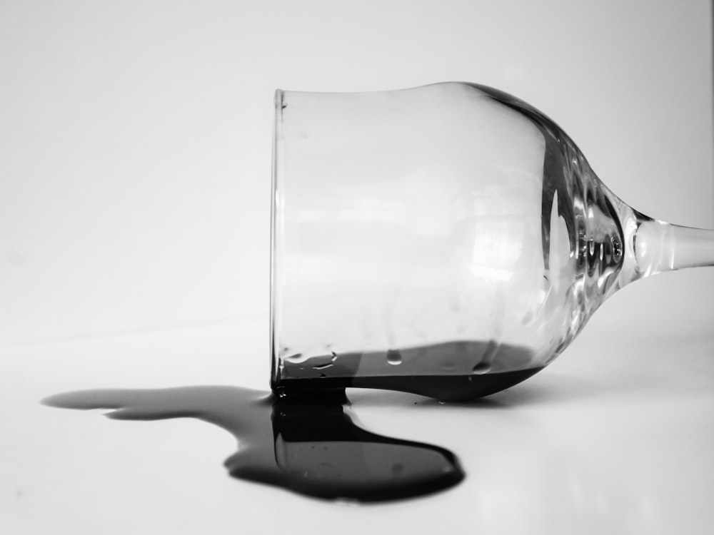 Botella de vidrio transparente con asa negra