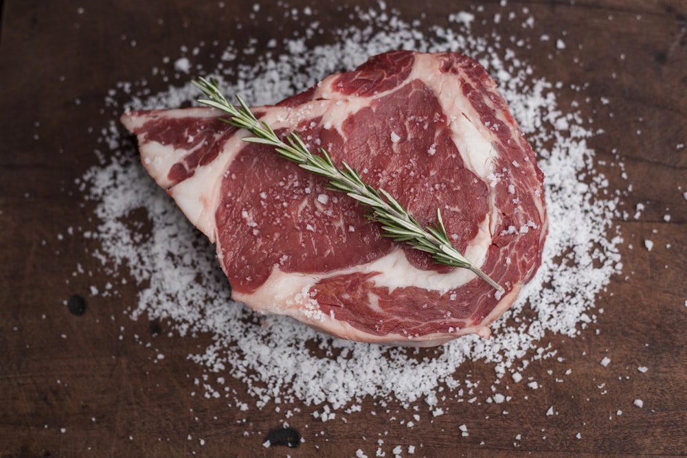 carne cruda sobre mesa de madera marrón