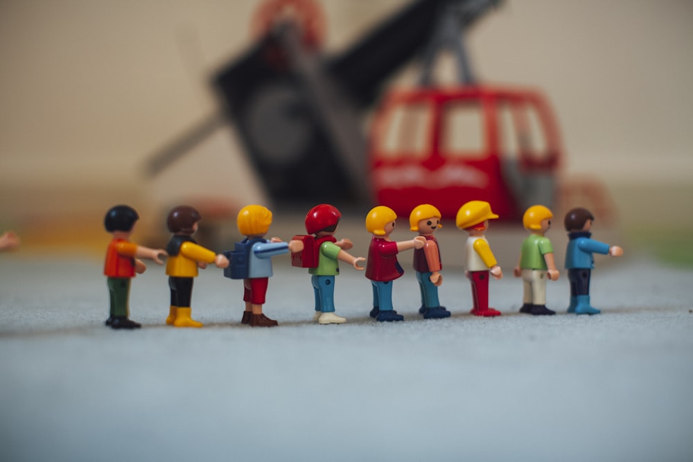 Blocs Lego rouges, jaunes et bleus