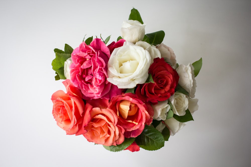 bouquet di rose rosa e bianche