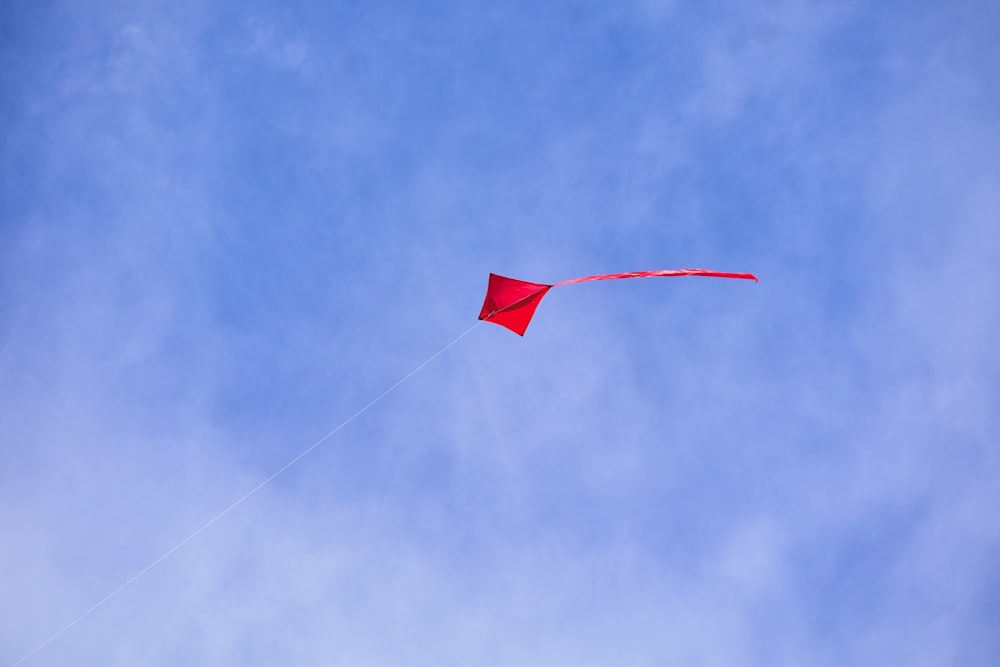 pipa vermelha voando no céu