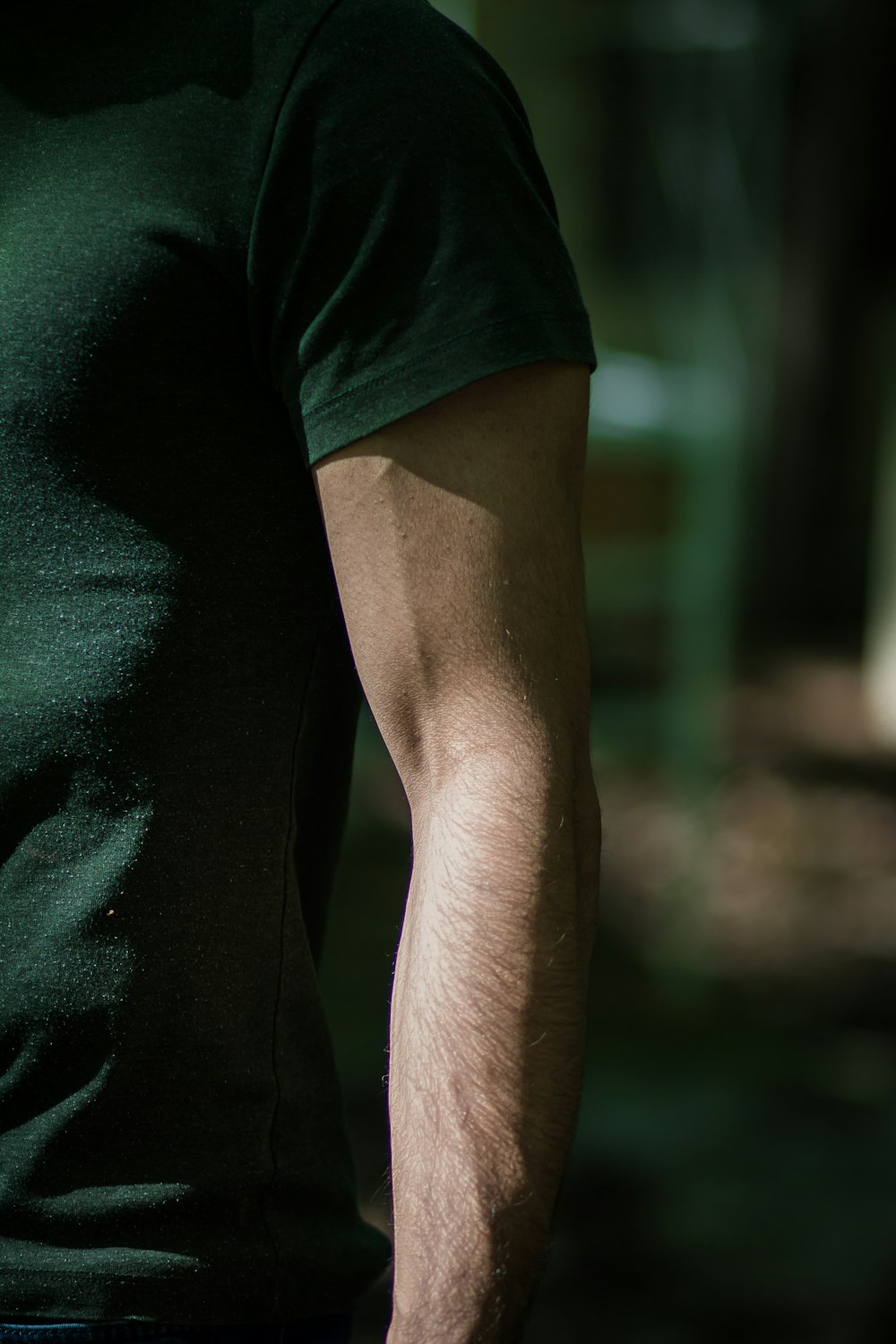 homem na camiseta verde