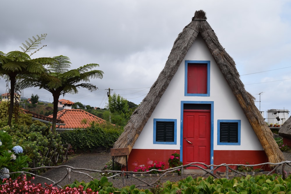 maison rouge et marron sous ciel gris