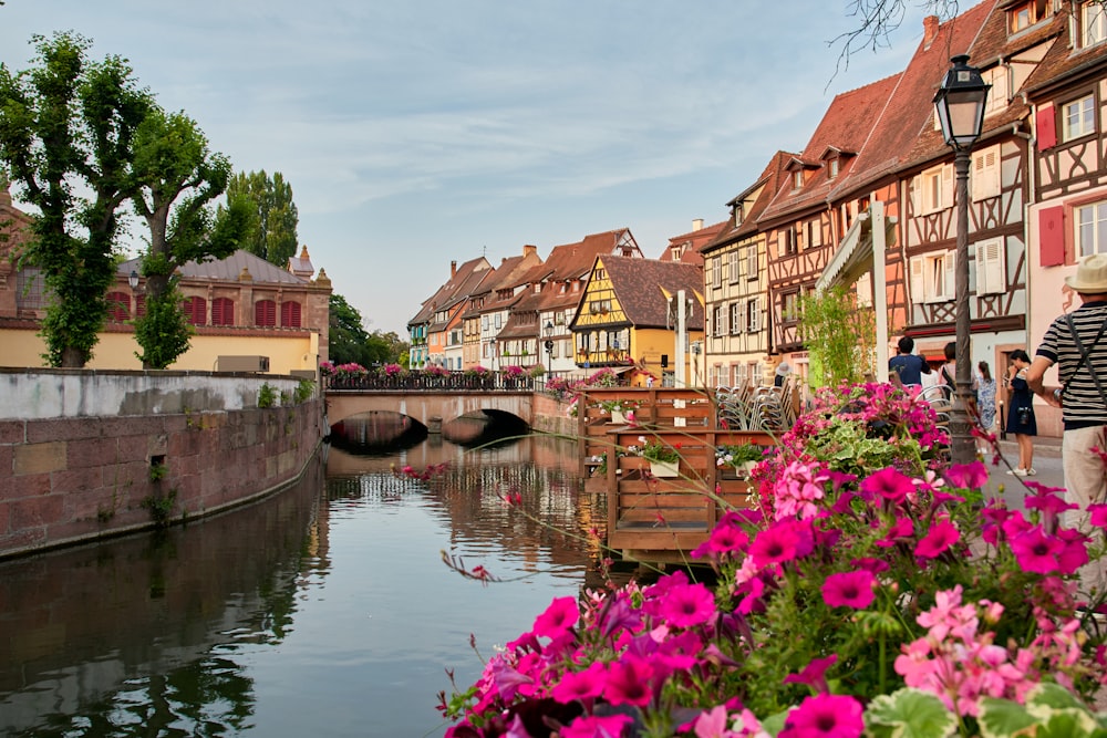 Braunes Betongebäude am Fluss tagsüber