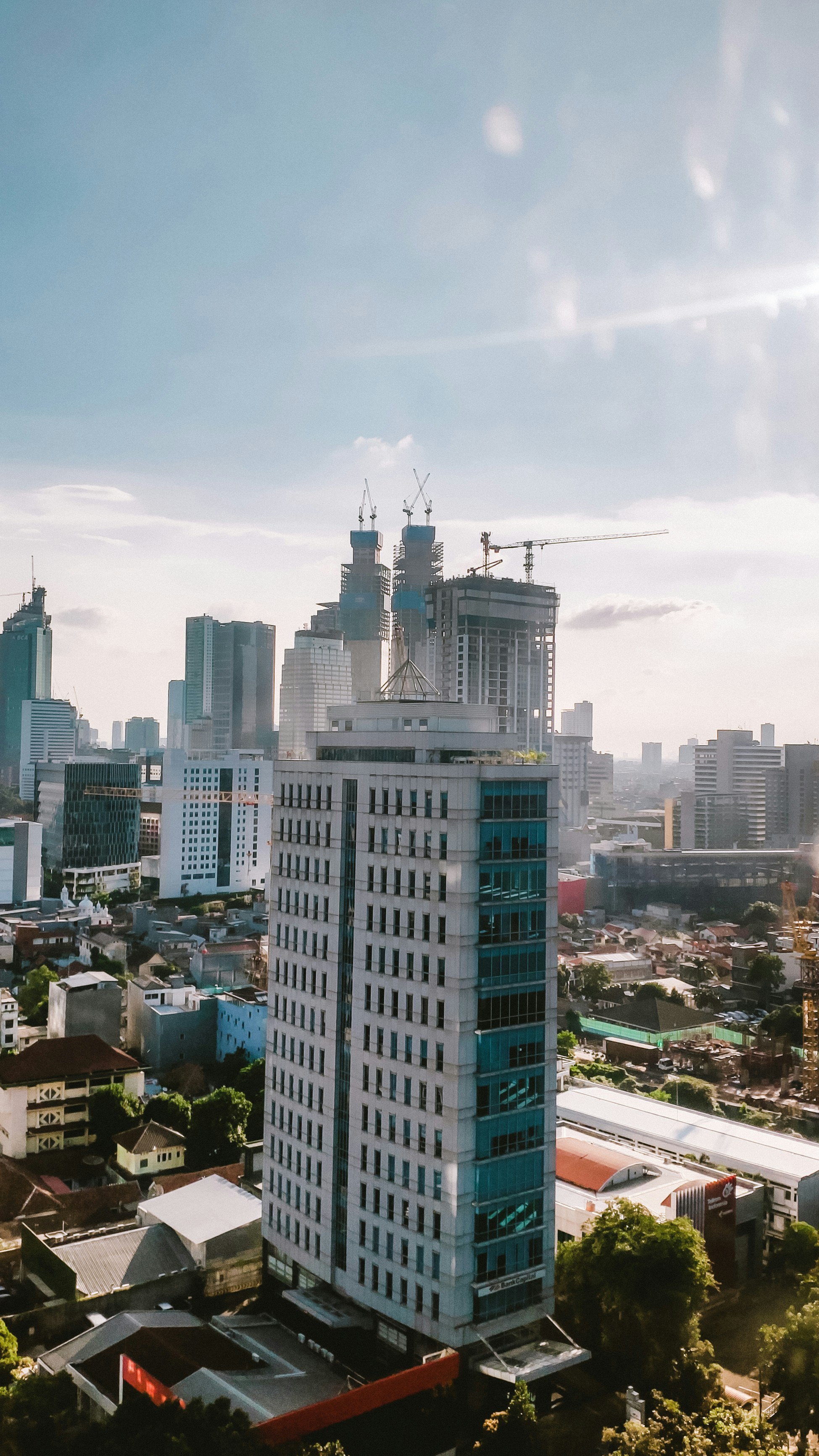 Edificios de la ciudad bajo nubes blancas durante el día