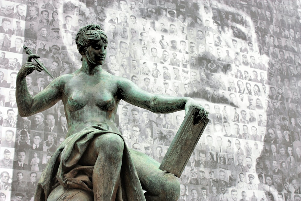 Foto Estatua de mujer sentada en silla – Imagen Gris gratis en Unsplash