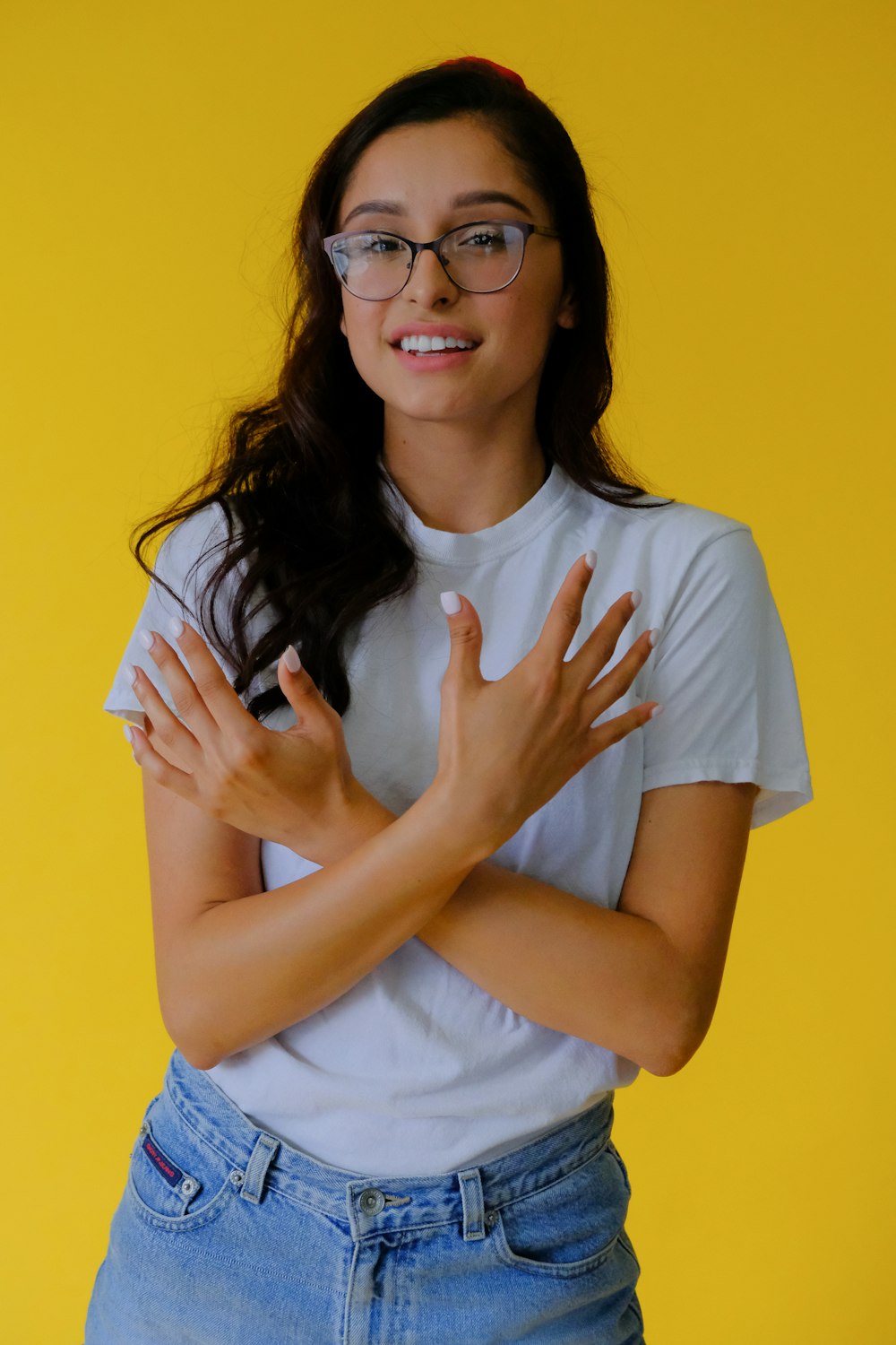 Foto Mujer con camiseta amarilla sin mangas levantando ambas manos – Imagen  Humano gratis en Unsplash