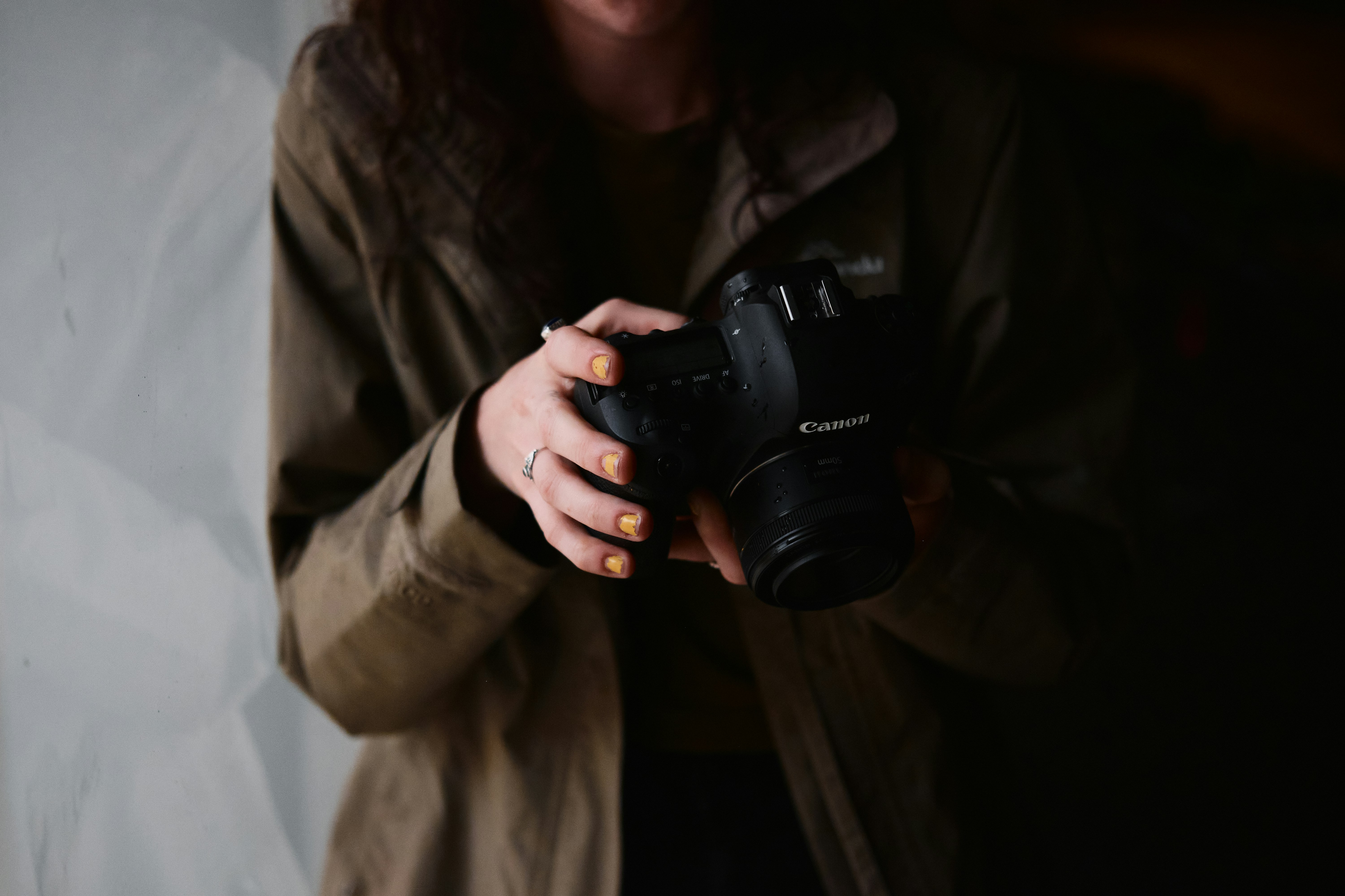 사진 모델처럼 턱선 살려서 찍는 요령 - woman in brown coat holding black dslr camera