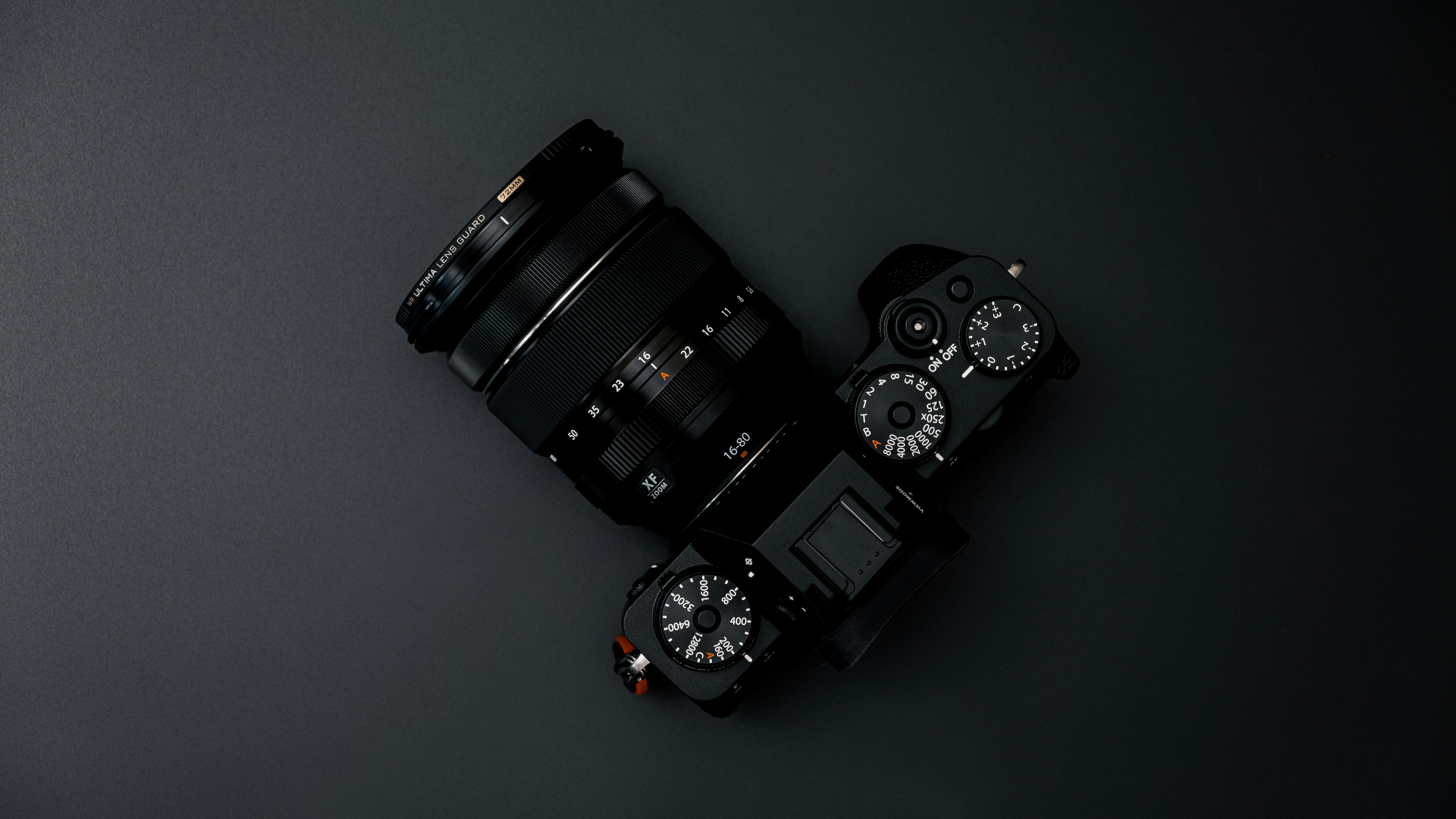 Schwarze DSLR-Kamera auf grauer Oberfläche