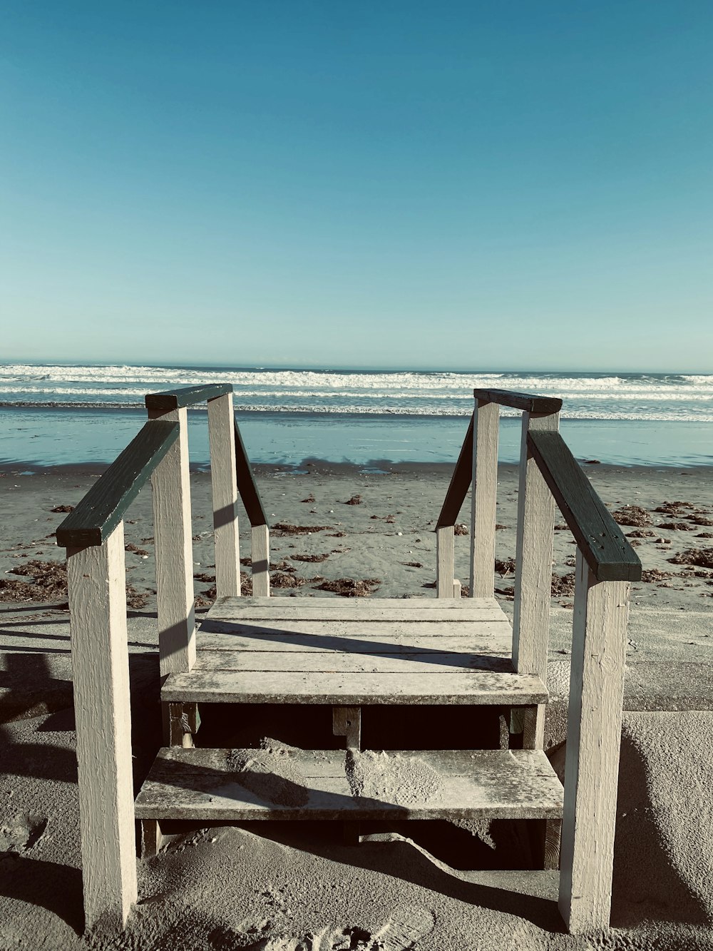 escadas de madeira marrom na praia durante o dia