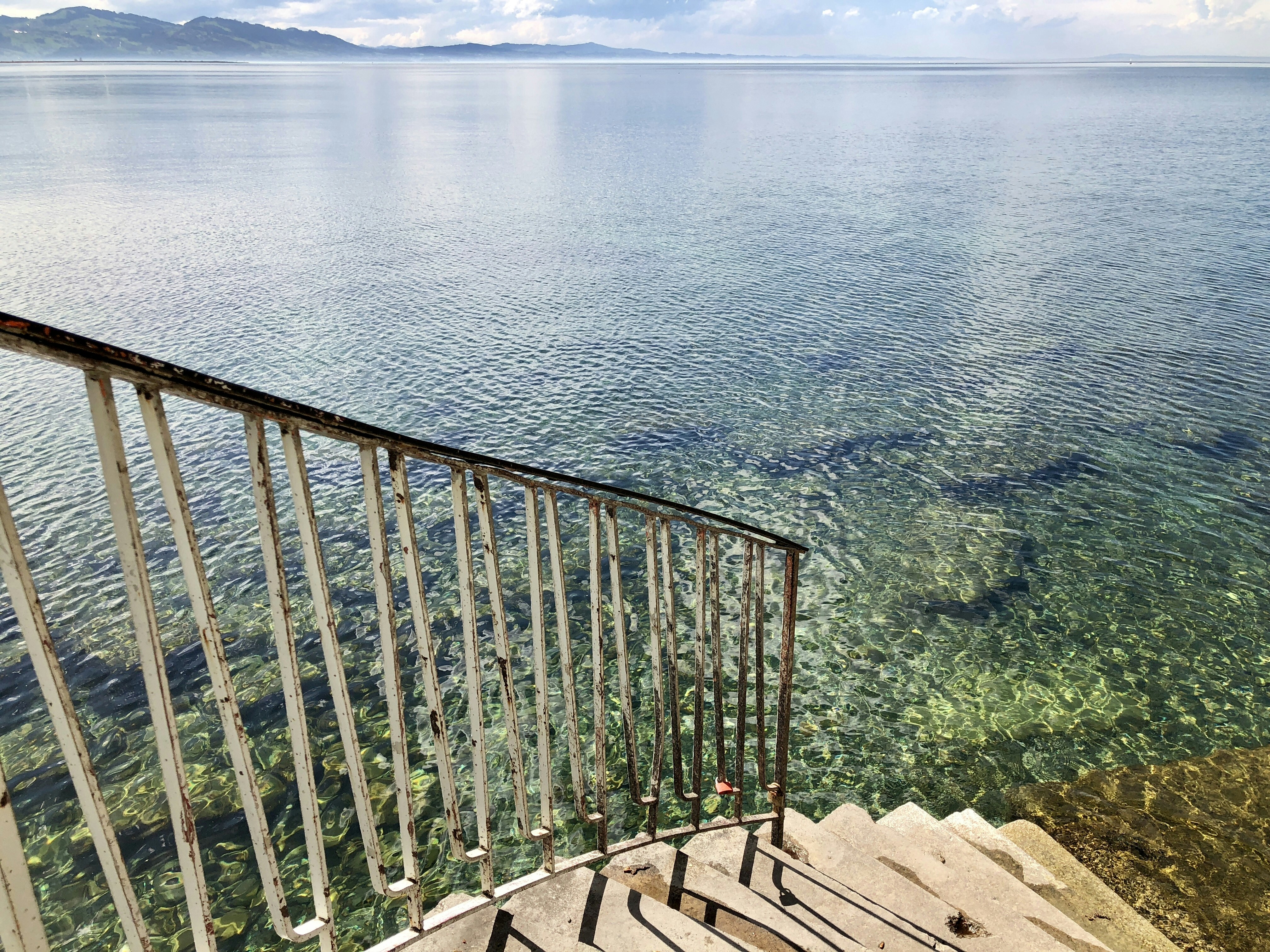 Escalera de madera marrón en el cuerpo de agua durante el día