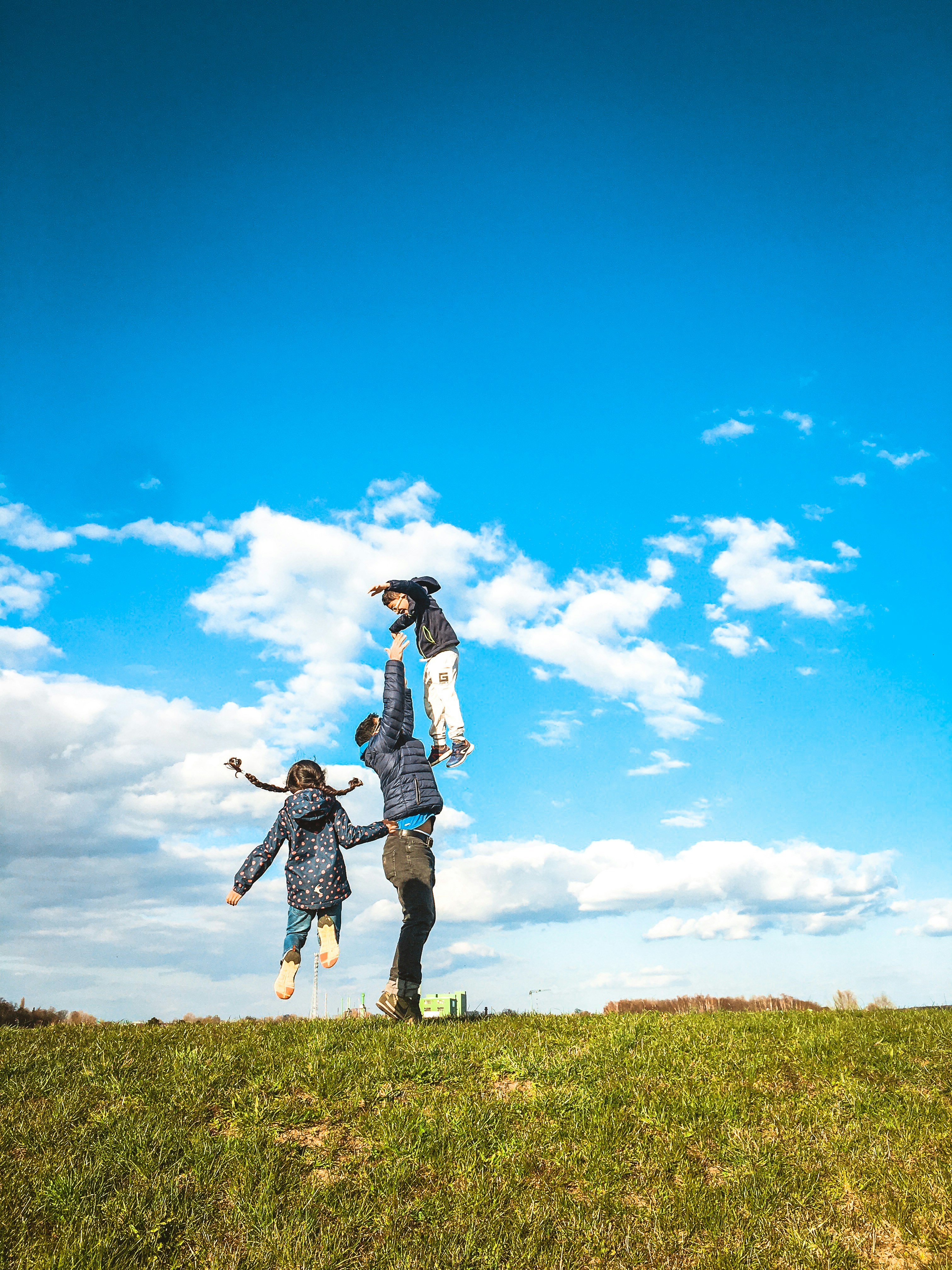 Frau in weißem Hemd und schwarzem Rock auf grünem Rasen unter blauem Himmel und
