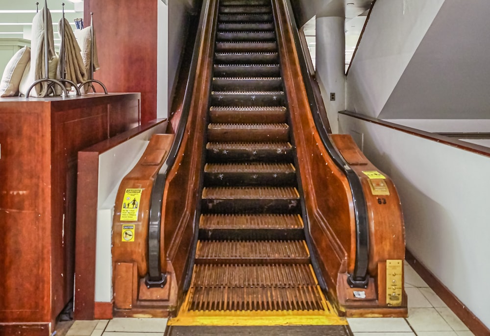 escalier en bois marron avec rampes en bois marron