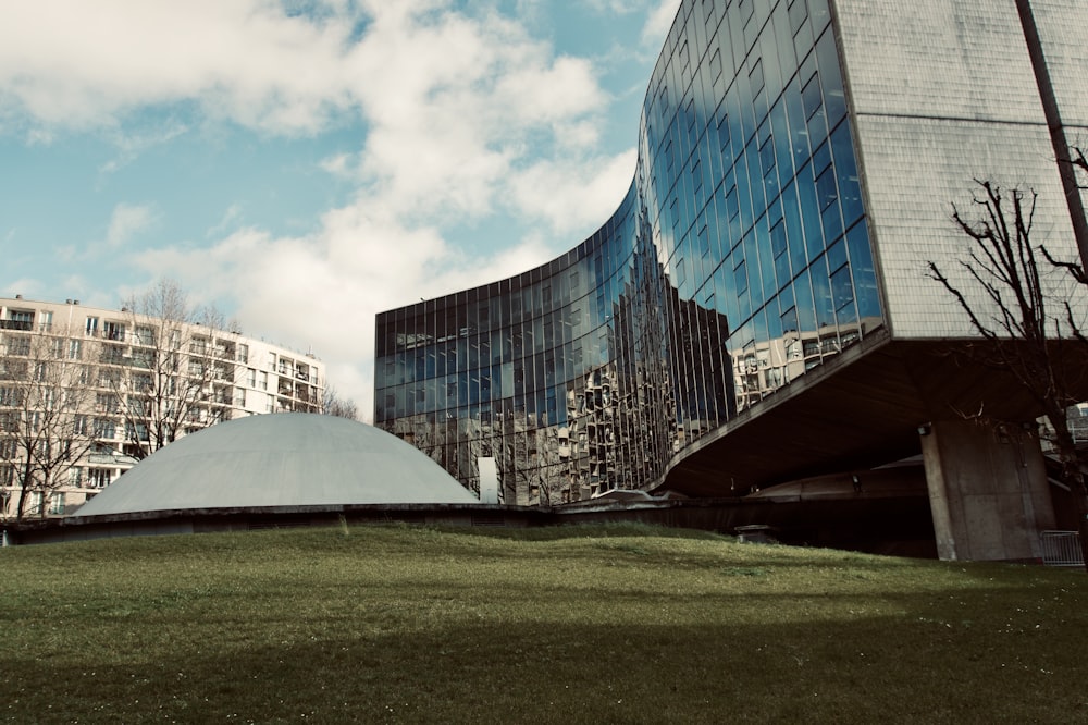 Glasgebäude unter blauem Himmel tagsüber