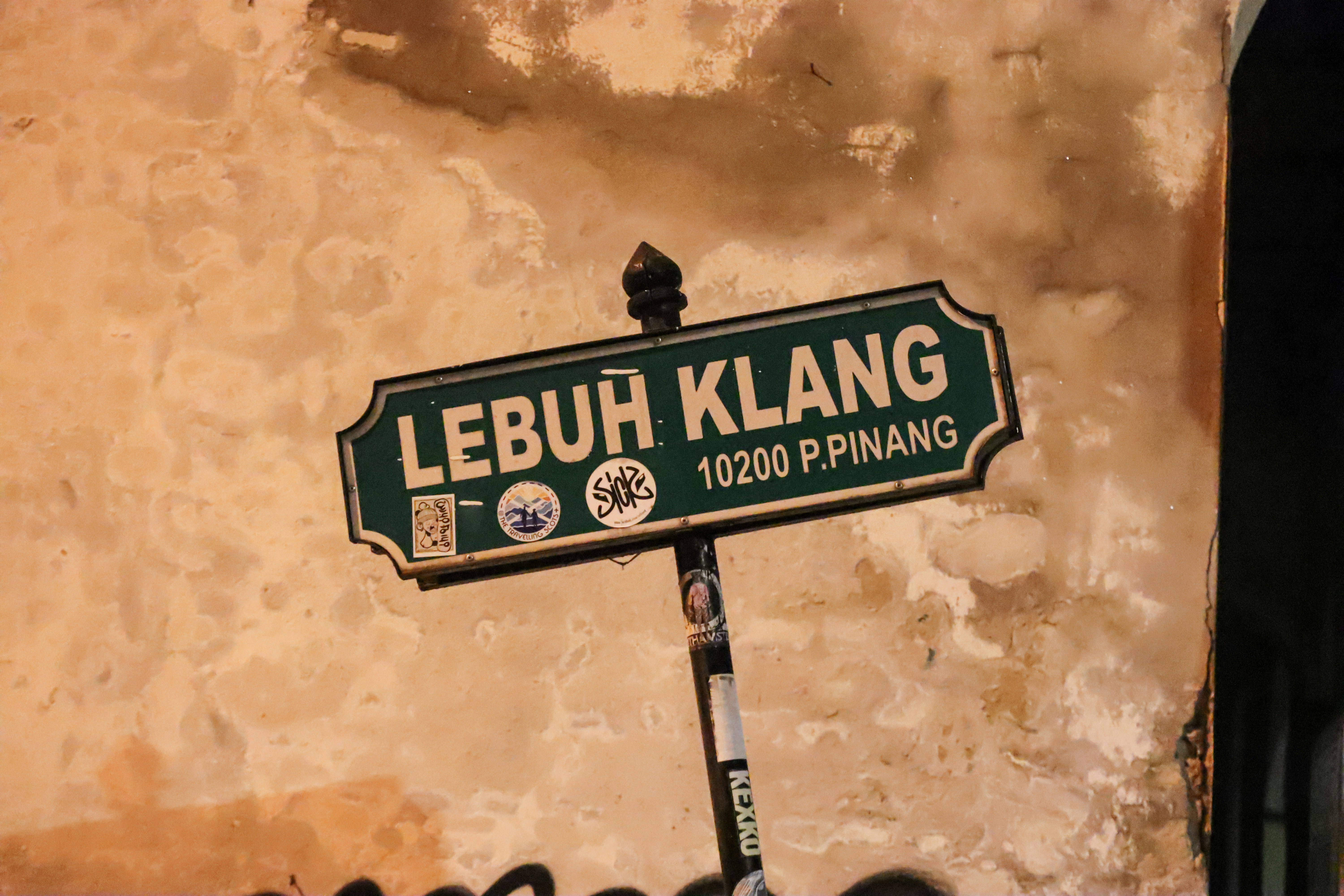 Rambu jalan satu arah hitam dan putih