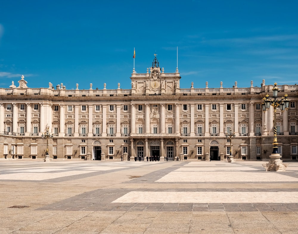 Edificio de hormigón blanco bajo el cielo azul durante el día