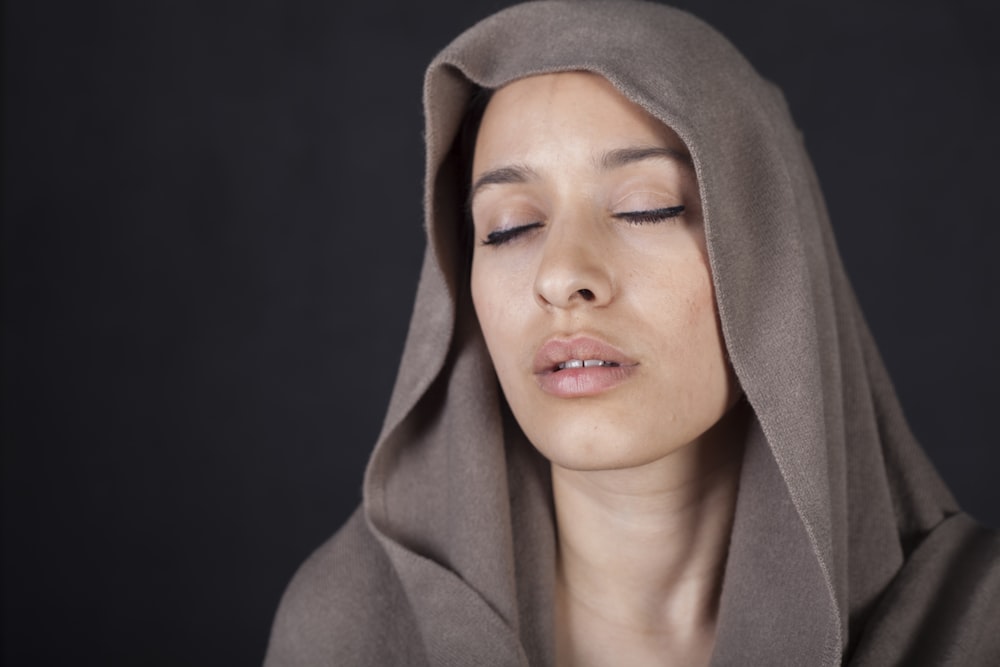 Mujer con sudadera con capucha gris con ojos grises