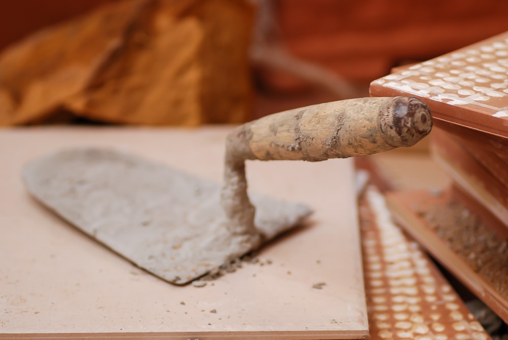 brauner Holzstab auf braunem Holztisch