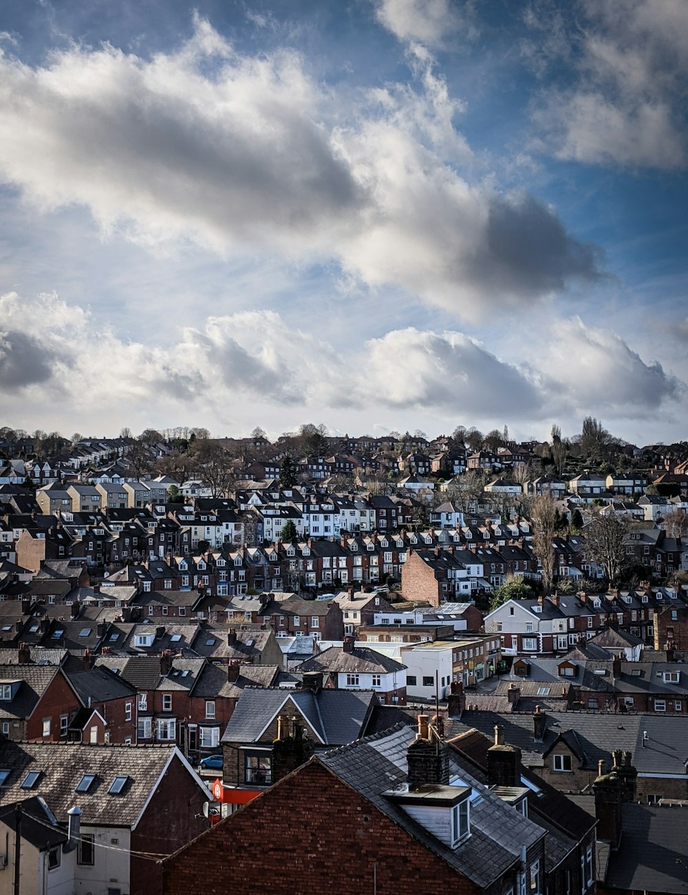 Vue aérienne de la ville sous un ciel nuageux pendant la journée