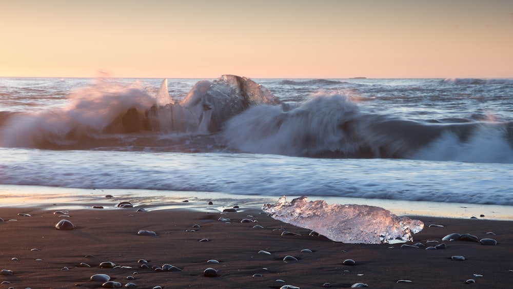 sea waves crashing on shore during daytime