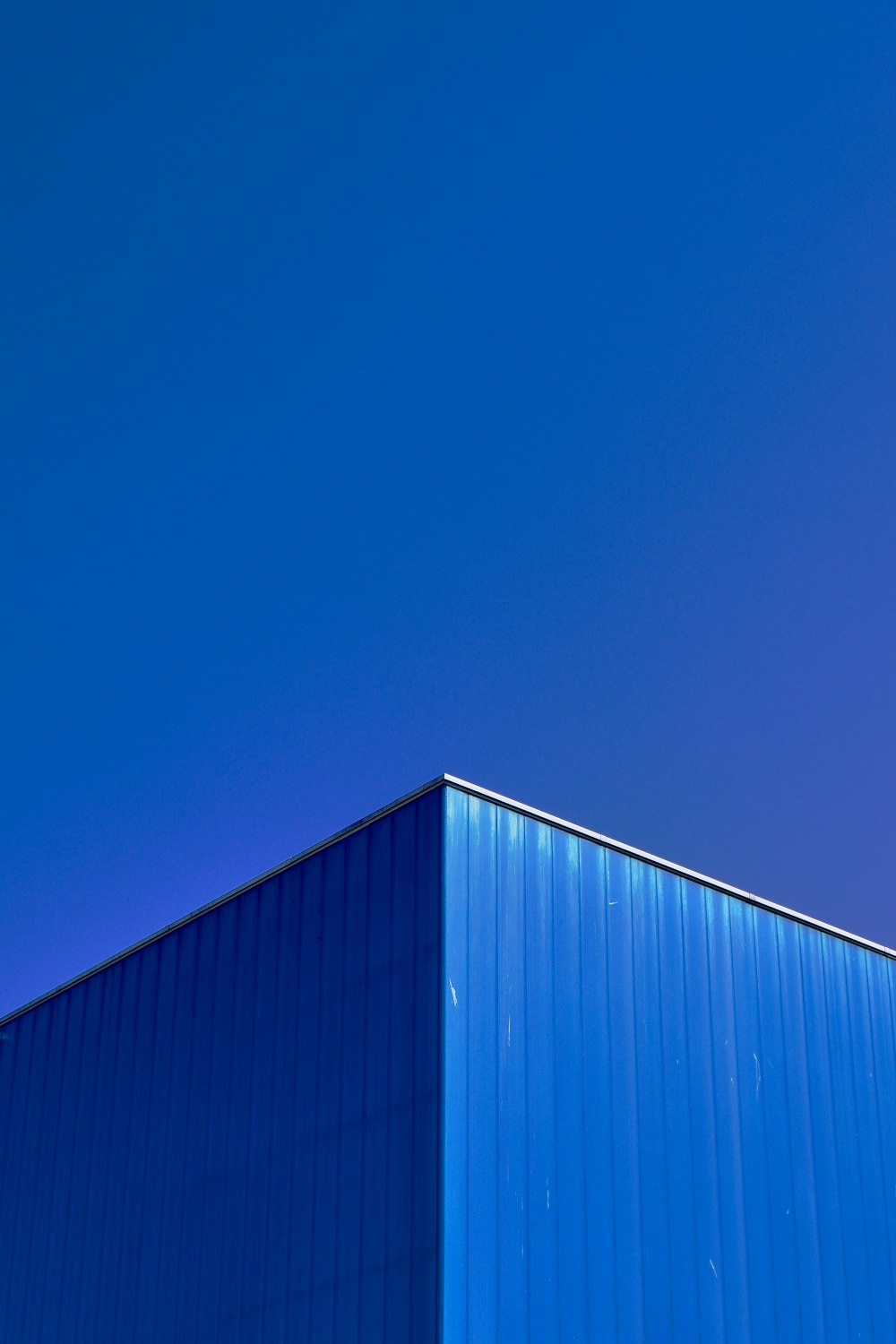 Bâtiment bleu et blanc sous ciel bleu