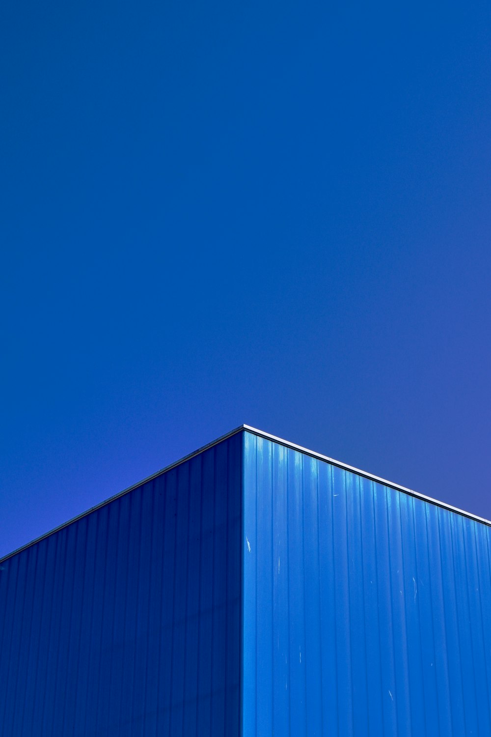 Edificio azul y blanco bajo el cielo azul